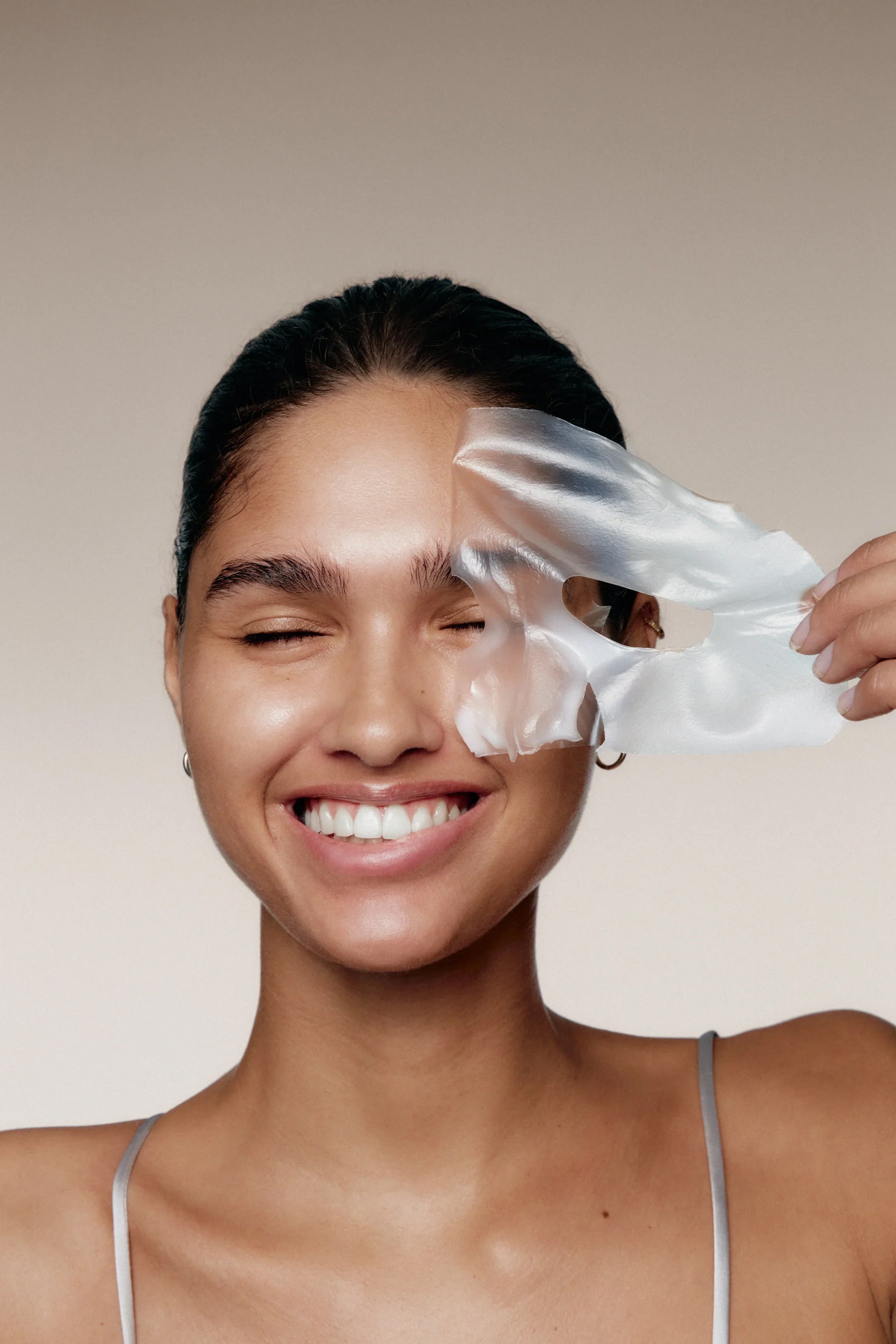 Femme appliquant un masque au collagène soin anti-âge Satisfalo